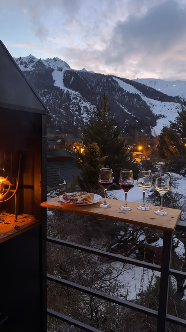 Deliciosa preparación decorada con elementos frescos que invitan a disfrutar cada bocado.