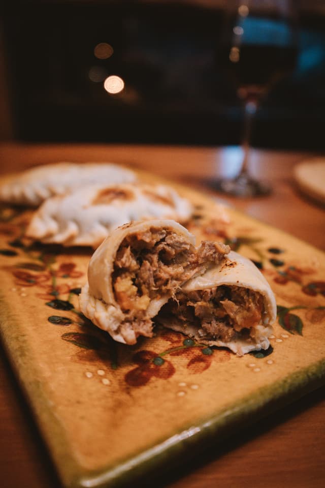 Deliciosa preparación decorada con elementos frescos que invitan a disfrutar cada bocado.