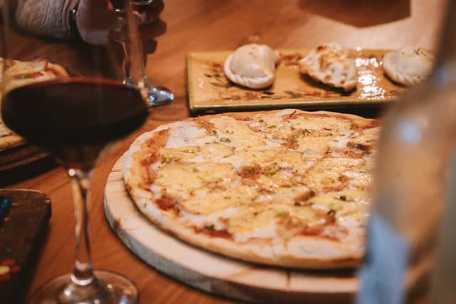 Deliciosa preparación decorada con elementos frescos que invitan a disfrutar cada bocado.