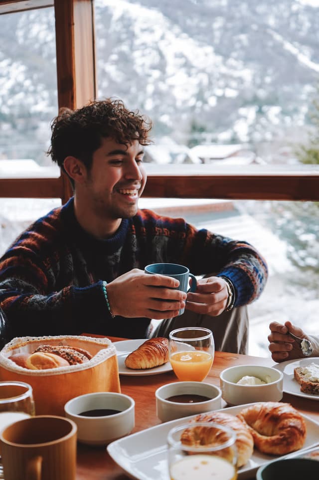 Deliciosa preparación decorada con elementos frescos que invitan a disfrutar cada bocado.