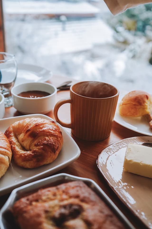 Deliciosa preparación decorada con elementos frescos que invitan a disfrutar cada bocado.