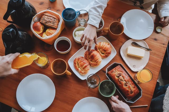 Deliciosa preparación decorada con elementos frescos que invitan a disfrutar cada bocado.