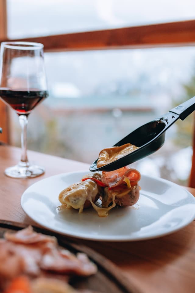 Deliciosa preparación decorada con elementos frescos que invitan a disfrutar cada bocado.