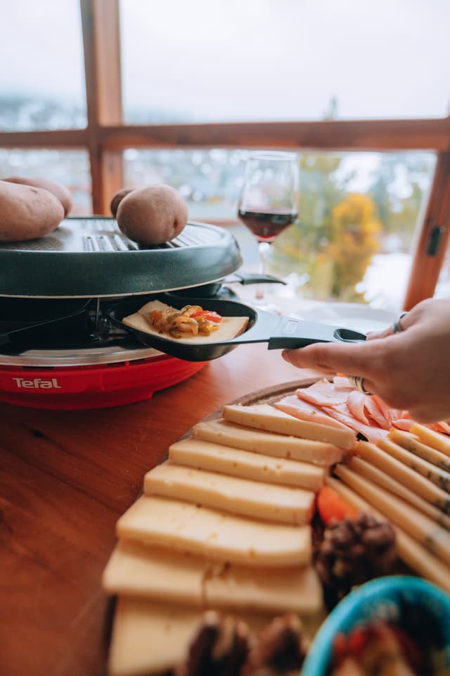 Deliciosa preparación decorada con elementos frescos que invitan a disfrutar cada bocado.