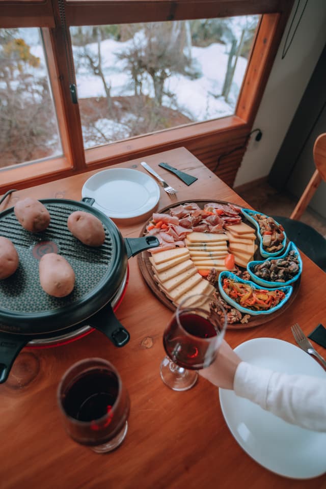 Deliciosa preparación decorada con elementos frescos que invitan a disfrutar cada bocado.